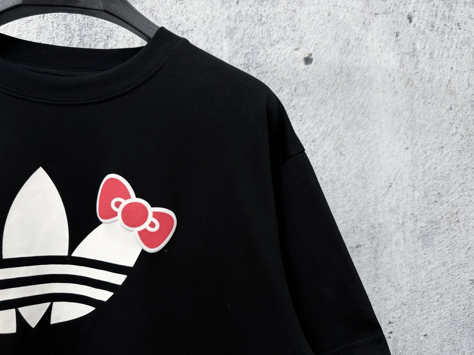 [Hellokitty Adidas] Adidas co-branded three-dimensional foam bow printed short-sleeved round-neck T-shirt. 280 grams of pure cotton double-sand fabric. Original original label. Can be worn up to 200 pounds. All fabrics have been shrunk in advance. Quality. What you see is what you get. The version will not change after washing. Distinguish the market. Part of the disposable clothes. The three-label packaging is complete and the original version is restored. Customized for men and women. Same Style Versatile comparison. Classic Size: Xs-L